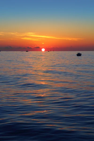 Meereslandschaft Sonnenaufgang erste Sonne orange im blauen Meer — Stockfoto