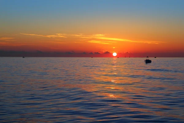 Vista do mar nascer do sol primeiro sol laranja no mar azul — Fotografia de Stock
