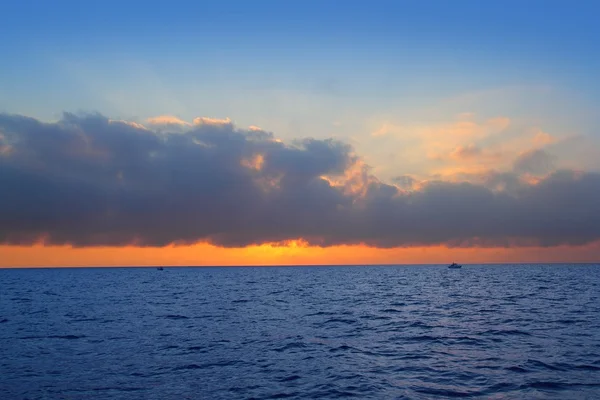 Meereslandschaft Sonnenaufgang erste Sonne orange im blauen Meer — Stockfoto