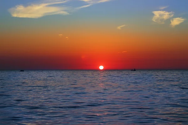 Blau golden Sonnenaufgang Meer Meer Meer roter Himmel — Stockfoto