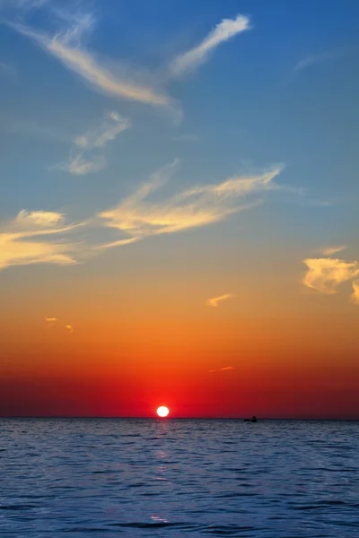 蓝色金色日出海景海海洋红色天空 — 图库照片