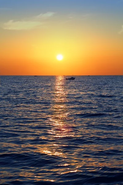 황금빛 일출 바다 바다 바다 레드 스카이 블루 — 스톡 사진