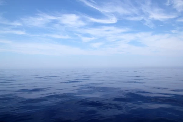 Spokojne morze błękitne wody oceanu niebo horyzont ląd — Zdjęcie stockowe