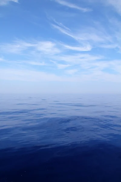 冷静海蓝色的水海洋天空地平线风景 — 图库照片