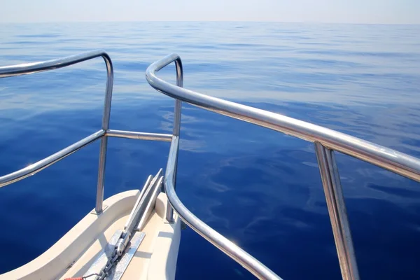 船帆船蓝平静的海洋海鞠躬栏杆 — 图库照片