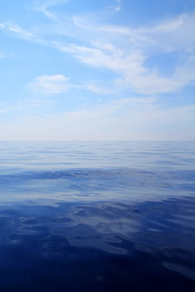 冷静海蓝色的水海洋天空地平线风景 — 图库照片