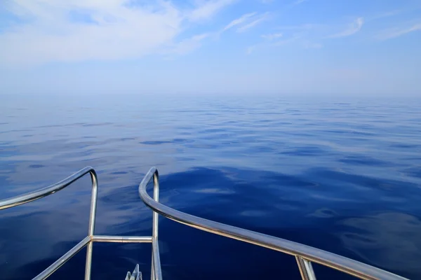 Barco vela azul mar tranquilo barandilla de proa —  Fotos de Stock