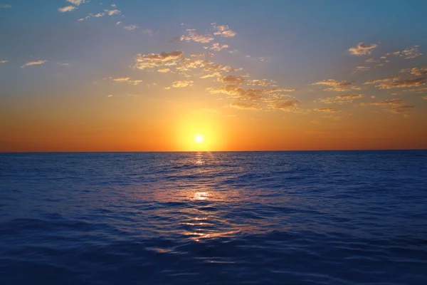 Zonsopgang zonsondergang in Oceaan blauwe zee gloeiende zon — Stockfoto