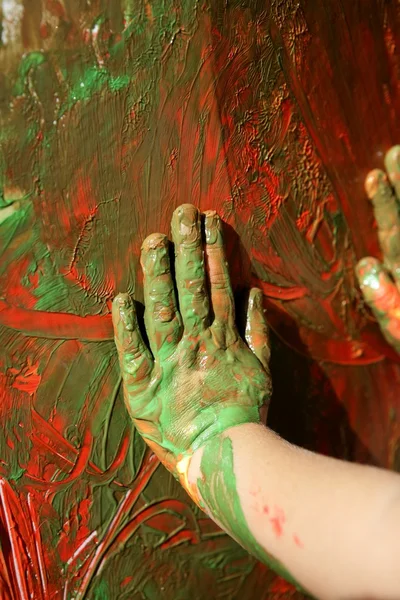 Bambini artista mani pittura multi colori — Foto Stock