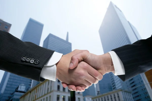 Zakenman partners schudden handen met pak — Stockfoto