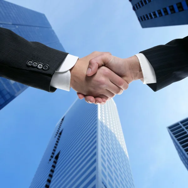 Biznesmen partnerów drżenie rąk z komplet — Zdjęcie stockowe