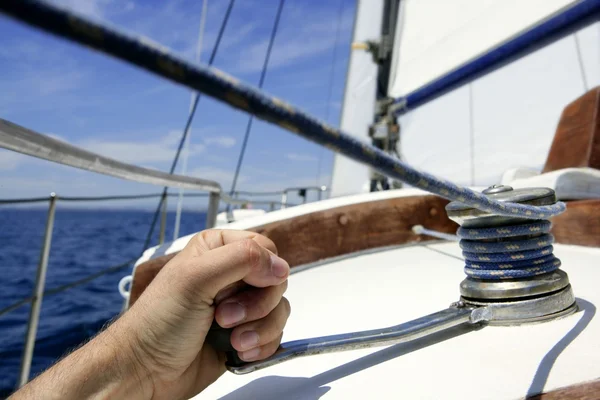 Blauwe zomer water en lucht in een zeilboot — Stockfoto