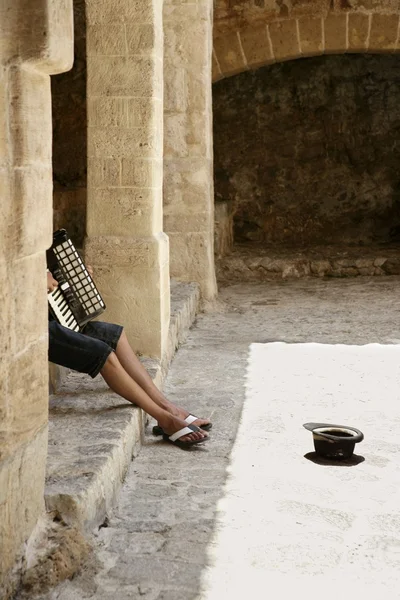 Mendigo músico acordeón oculto con sombrero — Foto de Stock