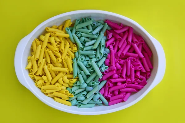 Färgglad pasta i gul, blå och rosa — Stockfoto