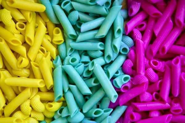 Färgglad pasta i gul, blå och rosa — Stockfoto