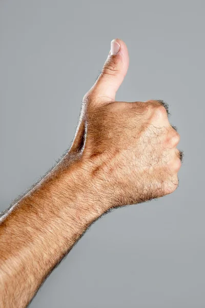 Szőrös ember kezét Vértes kifejezés alatt szürke — Stock Fotó