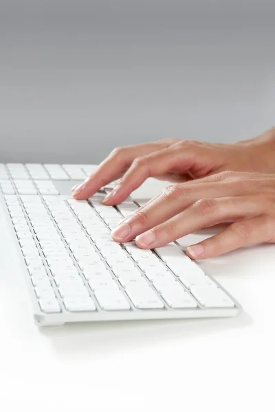 Femme mains dactylographier clavier — Photo