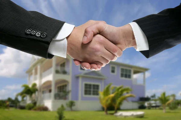 Empresário verdadeiro estado handshake parceiros — Fotografia de Stock