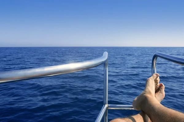 Båt båge med manlig man fötter avslappnad — Stockfoto