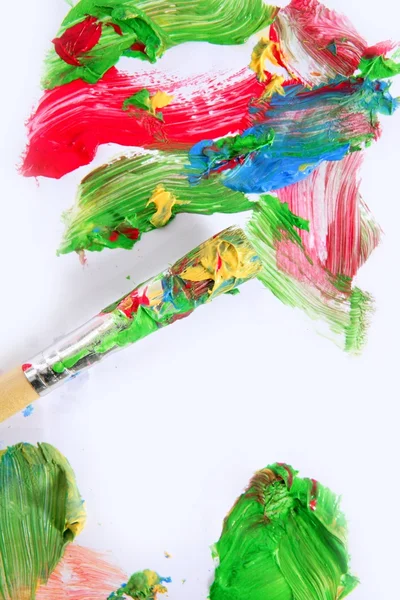 Kleurrijke verfkleuren op penseel over Witboek — Stockfoto
