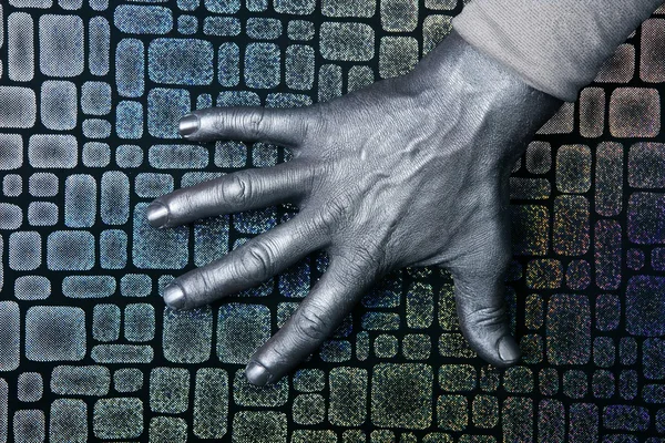 Футуристична людина срібна рука над текстурованою сталею — стокове фото