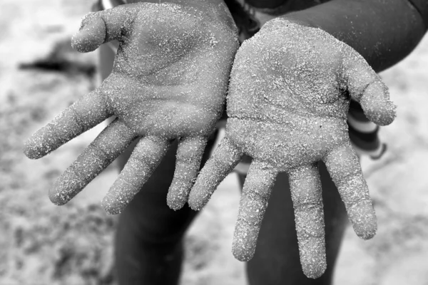 Bambini ragazza spiaggia sabbia mani rivolto verso la fotocamera — Foto Stock