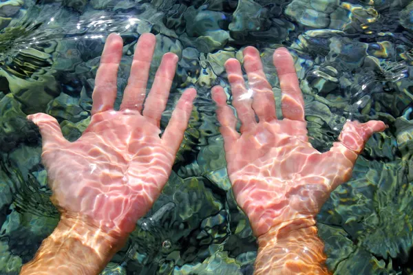 Manos bajo el agua del río agua ondulada distorsionada — Foto de Stock
