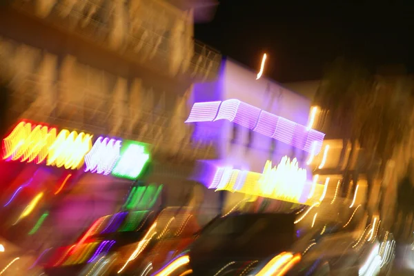 Cidade borrada luzes movimento borrão colorido fundo — Fotografia de Stock