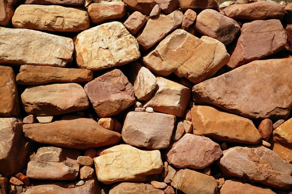 Gyllene murverk stenmur från gammal byggnad — Stockfoto