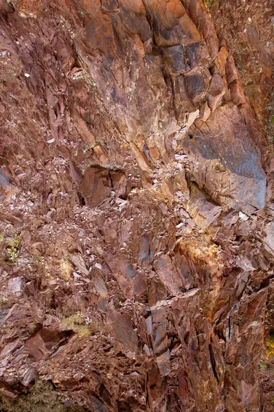Естественная гора с красным роденовым камнем — стоковое фото