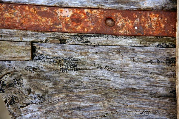 Madera gris envejecida y acero al hierro oxidado —  Fotos de Stock
