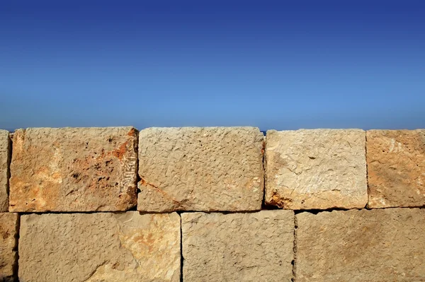 Büyük taş tuğla duvar duvara bağlantı noktası mavi gökyüzü — Stok fotoğraf