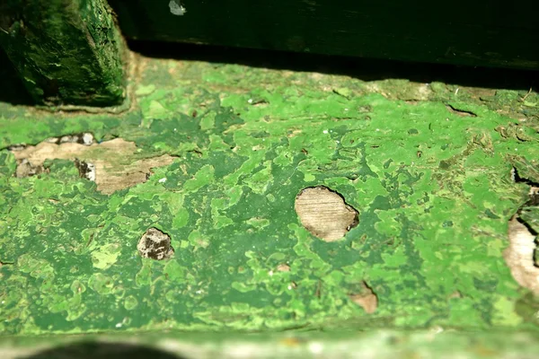 Tinta verde em casco de barco de madeira grunge envelhecido — Fotografia de Stock