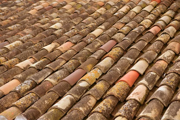 Telhas de telhado árabe de barro envelhecido em fileiras — Fotografia de Stock