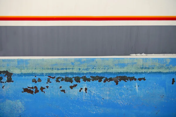 Стареющий гранж-катер железный ржавый синий корпус — стоковое фото