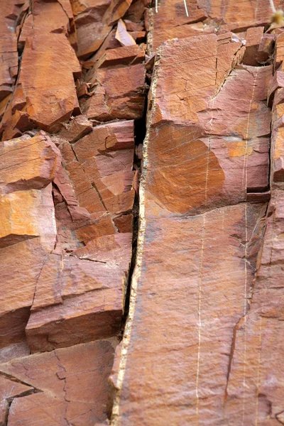 Natuurlijke berg met rode rodeno steen — Stockfoto