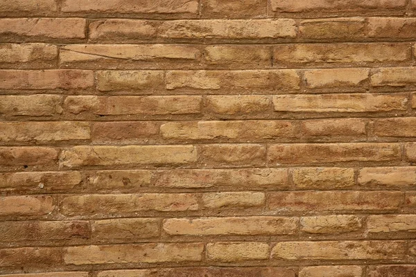 크림 베이 지 색상 배경에서 갈색 벽돌 벽 — 스톡 사진