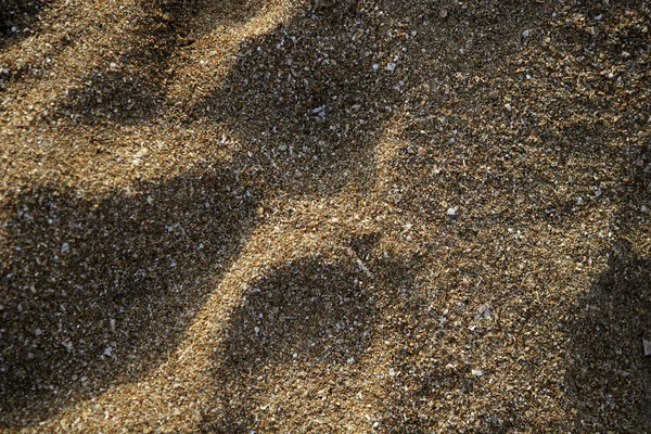 Пляжный песок текстура фона с тенями — стоковое фото