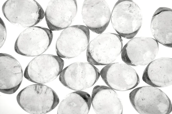 Glas transparente ovale Murmeln über weißem — Stockfoto