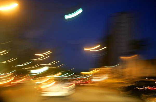 Abstrato borrão cidade noite luzes, céu azul — Fotografia de Stock