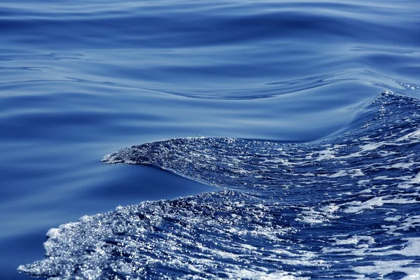 Μπλε νερό υφές, κύματα αφρού, δράση, θάλασσα — Φωτογραφία Αρχείου