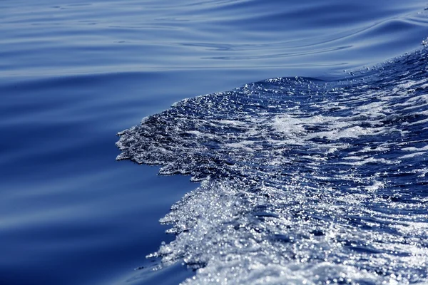 Textúrák víz, hullámok, hab, cselekvési, a tenger kék — Stock Fotó