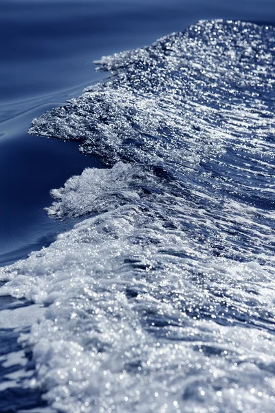 Blaue Wasserstrukturen, Wellen, Schaum, Action, Meer — Stockfoto