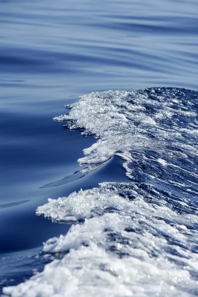 Texturas de agua azul, espuma de olas, acción, mar — Foto de Stock