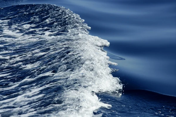 Blaue Wasserstrukturen, Wellen, Schaum, Action, Meer — Stockfoto