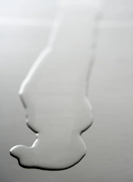 Liquide, forme huileuse sur une surface métallique — Photo