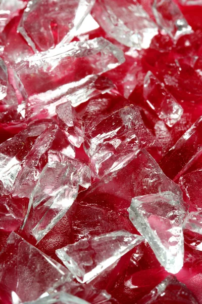Pedaços de vidro quebrado sobre sangue falso vermelho — Fotografia de Stock