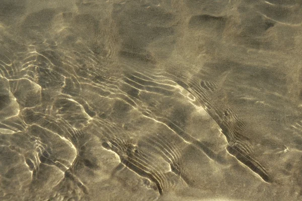 Reflexiones sobre la superficie del agua, arena de playa —  Fotos de Stock