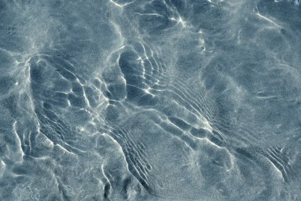 Рефлексии на водный поверхностный слой, пляжный песок — стоковое фото