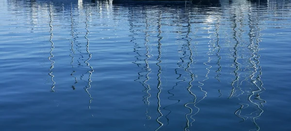 Łodzie streszczenie refleksji nad niebieski wody — Zdjęcie stockowe